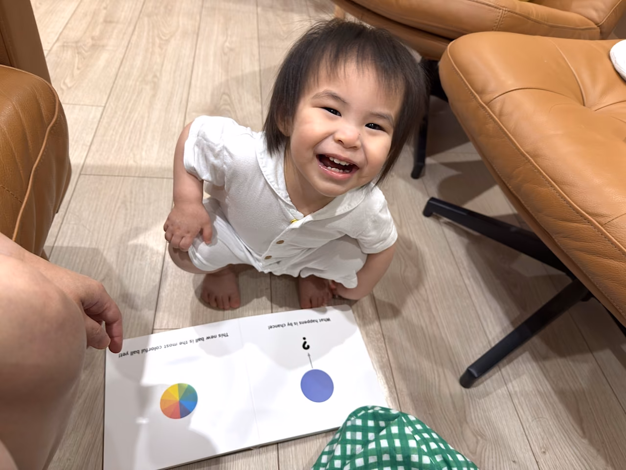 床に座って学びタイム — 笑顔があふれるひらめきの瞬間