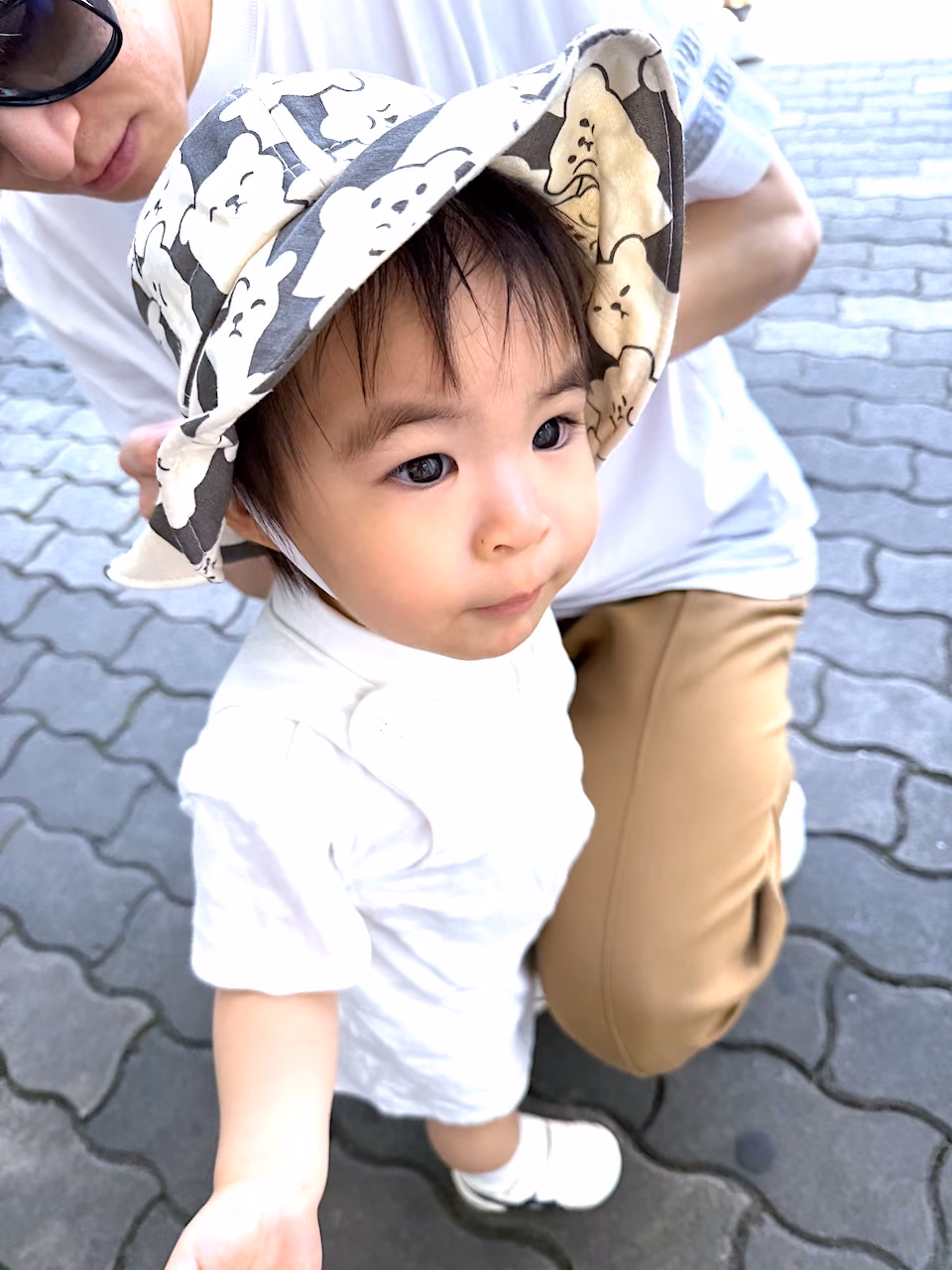 動物プリントの新しい帽子をかぶって、日差しの中でも冒険準備OK！