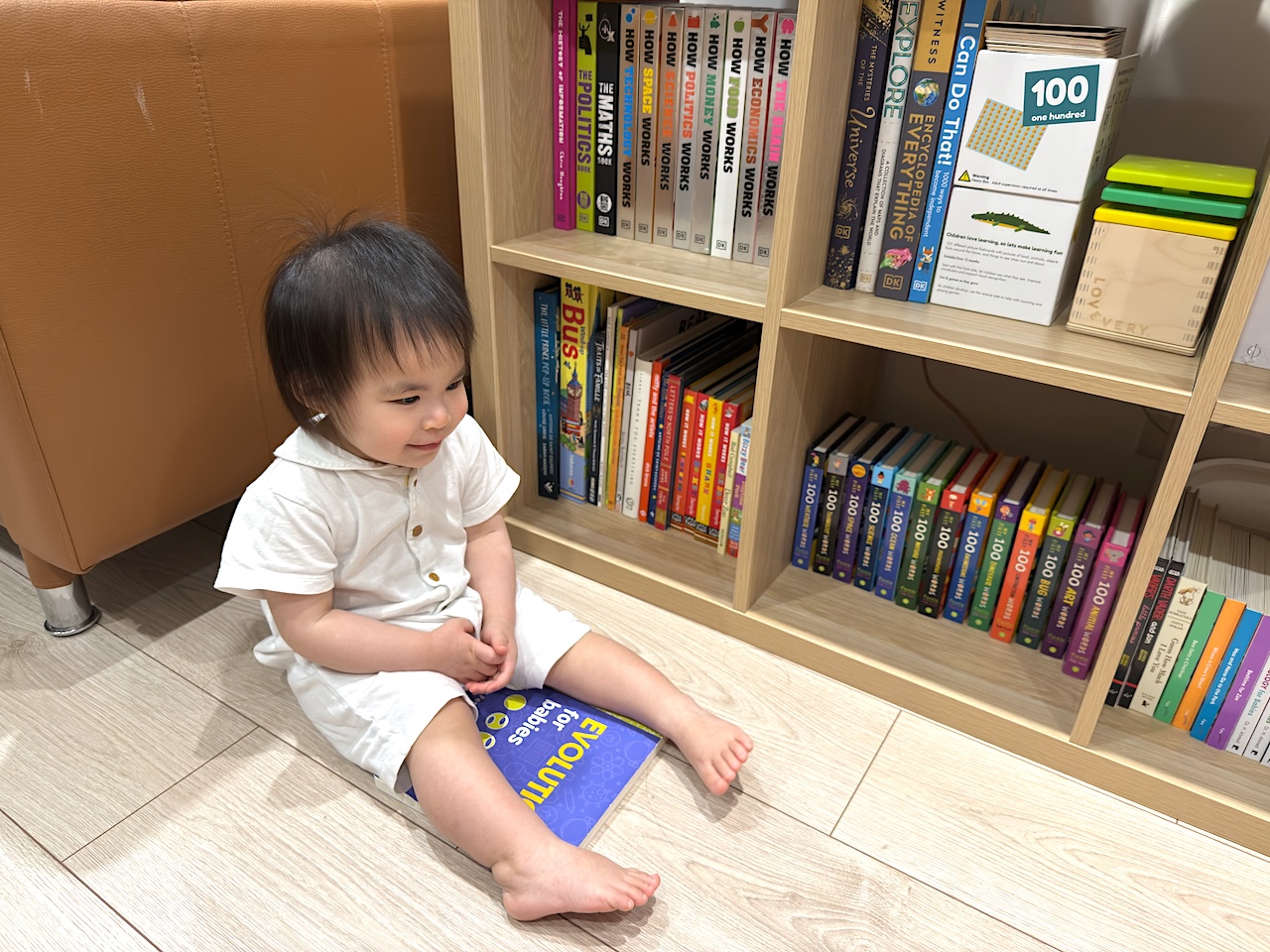 お気に入りの『Evolution for Babies』を抱えてご満悦