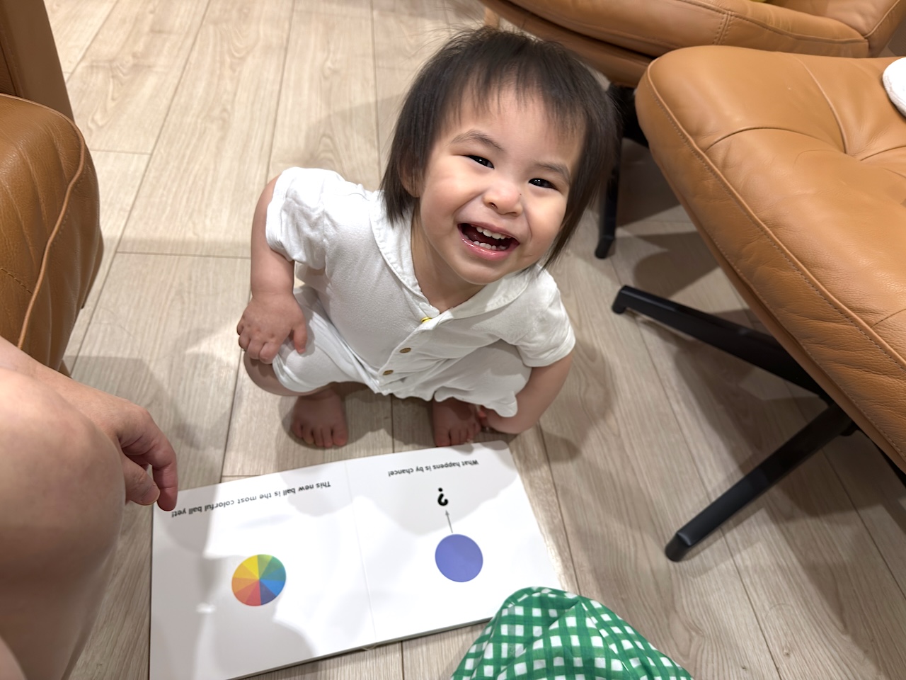 床に座って学びタイム — 笑顔があふれるひらめきの瞬間