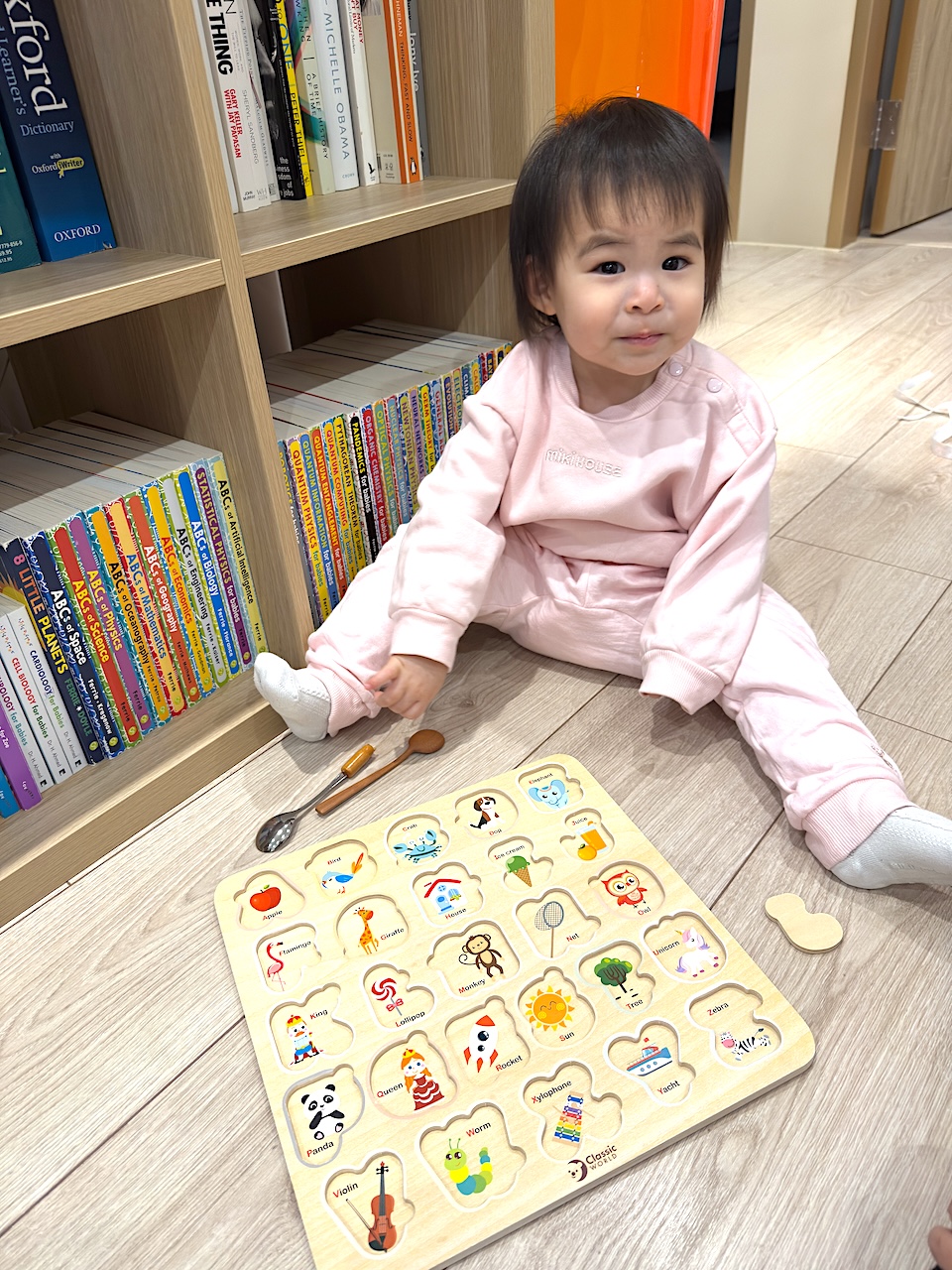 本棚のそばでパズル — 遊びと学びがいつも一緒に